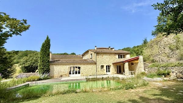 Crest (26400) Drôme Provençale : Ancienne bergerie entièrement rénovée d'environ 900m2 habitables, 47 ha, piscine naturelle