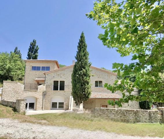 Crest (26400) Drôme Provençale : Ancienne bergerie entièrement rénovée d'environ 900m2 habitables, 47 ha, piscine naturelle