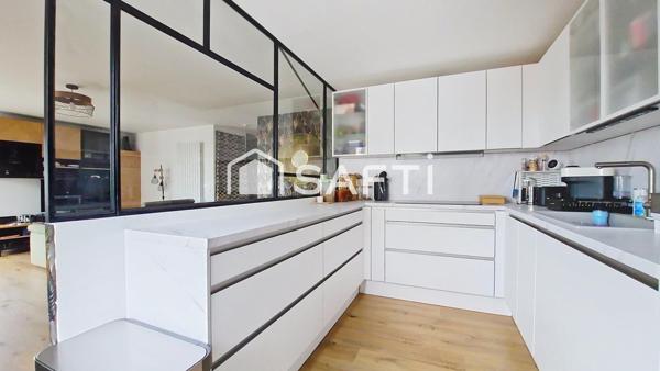 Duplex coup de cœur aux derniers étages avec terrasse, à deux pas du métro ligne 11