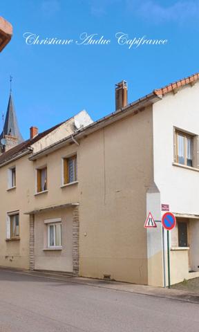 Entre Cluny et Charolles, maison de centre bourg de 153 m², avec 2 logements.