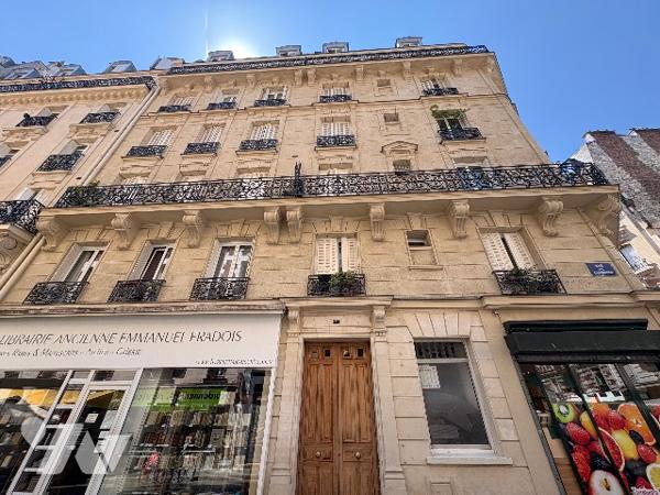 Paris 20e. Charmant T3 de 58m² au 3e étage avec cave. DPE E. À visiter