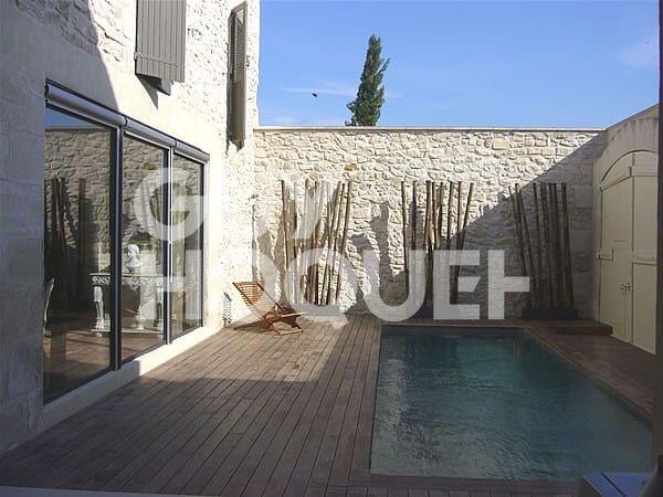 BEAUCAIRE LOCATION MEUBLE appartement 145 m² 3 chambres avec jardin terrasse et piscine privative .