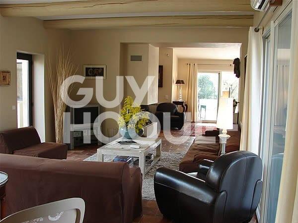 BEAUCAIRE LOCATION MEUBLE appartement 145 m² 3 chambres avec jardin terrasse et piscine privative .