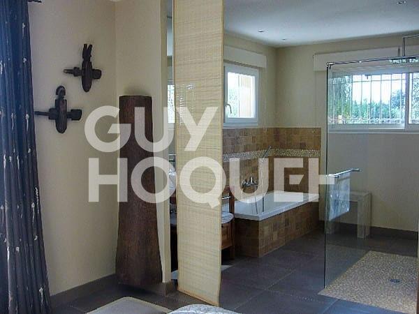 BEAUCAIRE LOCATION MEUBLE appartement 145 m² 3 chambres avec jardin terrasse et piscine privative .