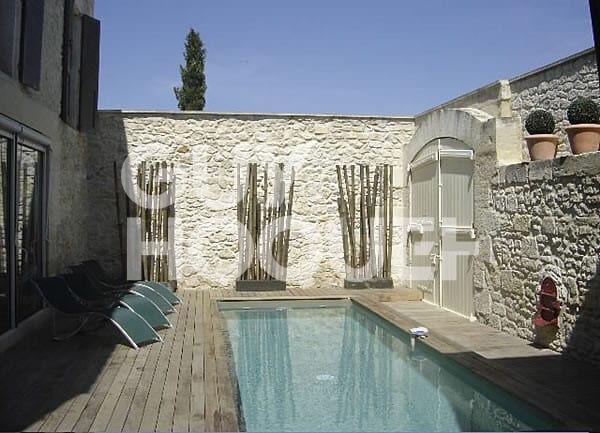 BEAUCAIRE LOCATION MEUBLE appartement 145 m² 3 chambres avec jardin terrasse et piscine privative .
