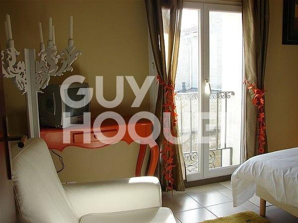 BEAUCAIRE LOCATION MEUBLE appartement 145 m² 3 chambres avec jardin terrasse et piscine privative .