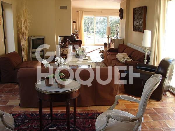 BEAUCAIRE LOCATION MEUBLE appartement 145 m² 3 chambres avec jardin terrasse et piscine privative .