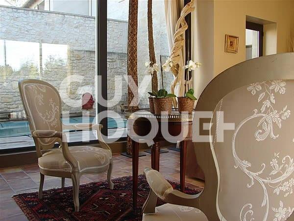 BEAUCAIRE LOCATION MEUBLE appartement 145 m² 3 chambres avec jardin terrasse et piscine privative .