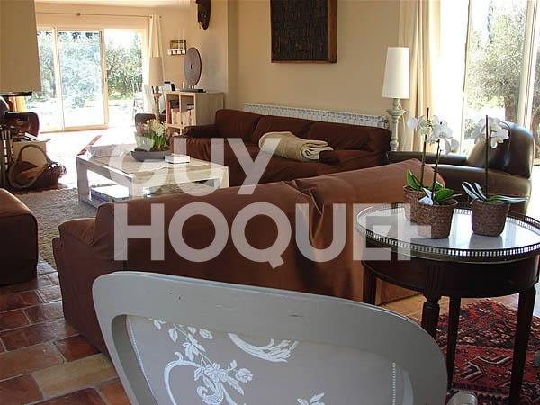 BEAUCAIRE LOCATION MEUBLE appartement 145 m² 3 chambres avec jardin terrasse et piscine privative .
