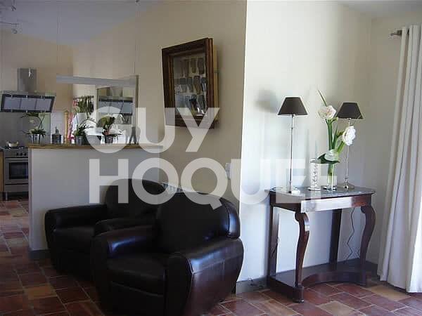 BEAUCAIRE LOCATION MEUBLE appartement 145 m² 3 chambres avec jardin terrasse et piscine privative .