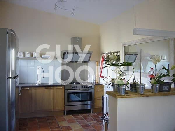 BEAUCAIRE LOCATION MEUBLE appartement 145 m² 3 chambres avec jardin terrasse et piscine privative .