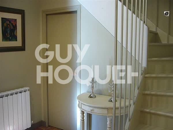BEAUCAIRE LOCATION MEUBLE appartement 145 m² 3 chambres avec jardin terrasse et piscine privative .