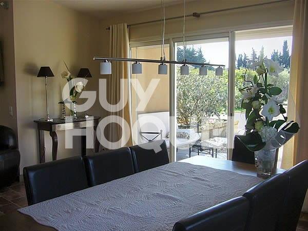 BEAUCAIRE LOCATION MEUBLE appartement 145 m² 3 chambres avec jardin terrasse et piscine privative .