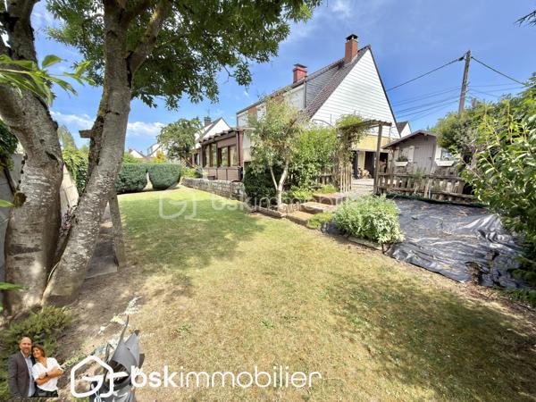 NOUVEAUTÉ – Maison individuelle 4 chambres avec double garage – Éleu-dit-Leauwette

Vous recherchez une maison familiale où il ne reste plus qu’à poser vos meubles ? Cette belle individuelle des années 80 a tout pour vous séduire !

Située sur la très recherchée commune d’Éleu-dit-Leauwette, dans un environnement calme et agréable, cette maison individuelle édifiée sur une parcelle d’environ 450 m², parfaitement exposée plein sud, offre un cadre de vie idéal pour une famille.

Dès l’entrée, vous découvrirez un hall accueillant avec WC indépendant, l'accés à la grande cave puis un agréable séjour baigné de lumière, agrémenté d’un insert à bois, ouvert sur une cuisine entièrement équipée. L’ensemble se prolonge sur une spacieuse véranda équipée de volets roulants électriques, véritable pièce de vie supplémentaire offrant une vue dégagée sur le jardin.

À l’étage, l’espace nuit comprend 4 belles chambres ainsi qu’une salle d’eau moderne équipée d’une douche à l’italienne.

À l’extérieur, vous profiterez d’un magnifique jardin clos, idéalement exposé plein sud, parfait pour partager des moments en famille ou entre amis.

Côté stationnement, cette maison dispose d’un véritable atout avec deux garages, accessibles aussi bien depuis l’entrée que par la véranda, ainsi que deux places de parking privatives devant les garages.

Les + qui font la différence :

Maison individuelle.
4 chambres.
Double garage.
Grande véranda.
Jardin clos exposé plein sud.
Séjour lumineux avec insert.
Cuisine équipée.
Salle d’eau avec douche à l’italienne.
Double vitrage sur l’ensemble de la maison.
Volets roulants.
Chauffage au gaz et climatisation réversible.
Nombreux stationnements.

Vous apprécierez également sa situation privilégiée, à proximité immédiate des écoles, commerces, transports en commun et accès autoroutiers, dans une commune  particulièrement appréciée pour sa qualité de vie.

Une maison rare sur le secteur, idéale pour accueillir votre famille.

Une visite s’impose ! Contactez-nous dès aujourd’hui pour découvrir ce bien avant qu’il ne soit vendu.
