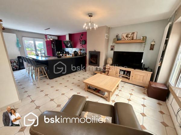 NOUVEAUTÉ – Maison individuelle 4 chambres avec double garage – Éleu-dit-Leauwette

Vous recherchez une maison familiale où il ne reste plus qu’à poser vos meubles ? Cette belle individuelle des années 80 a tout pour vous séduire !

Située sur la très recherchée commune d’Éleu-dit-Leauwette, dans un environnement calme et agréable, cette maison individuelle édifiée sur une parcelle d’environ 450 m², parfaitement exposée plein sud, offre un cadre de vie idéal pour une famille.

Dès l’entrée, vous découvrirez un hall accueillant avec WC indépendant, l'accés à la grande cave puis un agréable séjour baigné de lumière, agrémenté d’un insert à bois, ouvert sur une cuisine entièrement équipée. L’ensemble se prolonge sur une spacieuse véranda équipée de volets roulants électriques, véritable pièce de vie supplémentaire offrant une vue dégagée sur le jardin.

À l’étage, l’espace nuit comprend 4 belles chambres ainsi qu’une salle d’eau moderne équipée d’une douche à l’italienne.

À l’extérieur, vous profiterez d’un magnifique jardin clos, idéalement exposé plein sud, parfait pour partager des moments en famille ou entre amis.

Côté stationnement, cette maison dispose d’un véritable atout avec deux garages, accessibles aussi bien depuis l’entrée que par la véranda, ainsi que deux places de parking privatives devant les garages.

Les + qui font la différence :

Maison individuelle.
4 chambres.
Double garage.
Grande véranda.
Jardin clos exposé plein sud.
Séjour lumineux avec insert.
Cuisine équipée.
Salle d’eau avec douche à l’italienne.
Double vitrage sur l’ensemble de la maison.
Volets roulants.
Chauffage au gaz et climatisation réversible.
Nombreux stationnements.

Vous apprécierez également sa situation privilégiée, à proximité immédiate des écoles, commerces, transports en commun et accès autoroutiers, dans une commune  particulièrement appréciée pour sa qualité de vie.

Une maison rare sur le secteur, idéale pour accueillir votre famille.

Une visite s’impose ! Contactez-nous dès aujourd’hui pour découvrir ce bien avant qu’il ne soit vendu.
