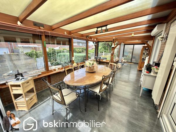 NOUVEAUTÉ – Maison individuelle 4 chambres avec double garage – Éleu-dit-Leauwette

Vous recherchez une maison familiale où il ne reste plus qu’à poser vos meubles ? Cette belle individuelle des années 80 a tout pour vous séduire !

Située sur la très recherchée commune d’Éleu-dit-Leauwette, dans un environnement calme et agréable, cette maison individuelle édifiée sur une parcelle d’environ 450 m², parfaitement exposée plein sud, offre un cadre de vie idéal pour une famille.

Dès l’entrée, vous découvrirez un hall accueillant avec WC indépendant, l'accés à la grande cave puis un agréable séjour baigné de lumière, agrémenté d’un insert à bois, ouvert sur une cuisine entièrement équipée. L’ensemble se prolonge sur une spacieuse véranda équipée de volets roulants électriques, véritable pièce de vie supplémentaire offrant une vue dégagée sur le jardin.

À l’étage, l’espace nuit comprend 4 belles chambres ainsi qu’une salle d’eau moderne équipée d’une douche à l’italienne.

À l’extérieur, vous profiterez d’un magnifique jardin clos, idéalement exposé plein sud, parfait pour partager des moments en famille ou entre amis.

Côté stationnement, cette maison dispose d’un véritable atout avec deux garages, accessibles aussi bien depuis l’entrée que par la véranda, ainsi que deux places de parking privatives devant les garages.

Les + qui font la différence :

Maison individuelle.
4 chambres.
Double garage.
Grande véranda.
Jardin clos exposé plein sud.
Séjour lumineux avec insert.
Cuisine équipée.
Salle d’eau avec douche à l’italienne.
Double vitrage sur l’ensemble de la maison.
Volets roulants.
Chauffage au gaz et climatisation réversible.
Nombreux stationnements.

Vous apprécierez également sa situation privilégiée, à proximité immédiate des écoles, commerces, transports en commun et accès autoroutiers, dans une commune  particulièrement appréciée pour sa qualité de vie.

Une maison rare sur le secteur, idéale pour accueillir votre famille.

Une visite s’impose ! Contactez-nous dès aujourd’hui pour découvrir ce bien avant qu’il ne soit vendu.