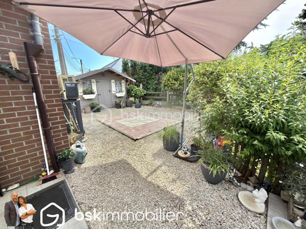 NOUVEAUTÉ – Maison individuelle 4 chambres avec double garage – Éleu-dit-Leauwette

Vous recherchez une maison familiale où il ne reste plus qu’à poser vos meubles ? Cette belle individuelle des années 80 a tout pour vous séduire !

Située sur la très recherchée commune d’Éleu-dit-Leauwette, dans un environnement calme et agréable, cette maison individuelle édifiée sur une parcelle d’environ 450 m², parfaitement exposée plein sud, offre un cadre de vie idéal pour une famille.

Dès l’entrée, vous découvrirez un hall accueillant avec WC indépendant, l'accés à la grande cave puis un agréable séjour baigné de lumière, agrémenté d’un insert à bois, ouvert sur une cuisine entièrement équipée. L’ensemble se prolonge sur une spacieuse véranda équipée de volets roulants électriques, véritable pièce de vie supplémentaire offrant une vue dégagée sur le jardin.

À l’étage, l’espace nuit comprend 4 belles chambres ainsi qu’une salle d’eau moderne équipée d’une douche à l’italienne.

À l’extérieur, vous profiterez d’un magnifique jardin clos, idéalement exposé plein sud, parfait pour partager des moments en famille ou entre amis.

Côté stationnement, cette maison dispose d’un véritable atout avec deux garages, accessibles aussi bien depuis l’entrée que par la véranda, ainsi que deux places de parking privatives devant les garages.

Les + qui font la différence :

Maison individuelle.
4 chambres.
Double garage.
Grande véranda.
Jardin clos exposé plein sud.
Séjour lumineux avec insert.
Cuisine équipée.
Salle d’eau avec douche à l’italienne.
Double vitrage sur l’ensemble de la maison.
Volets roulants.
Chauffage au gaz et climatisation réversible.
Nombreux stationnements.

Vous apprécierez également sa situation privilégiée, à proximité immédiate des écoles, commerces, transports en commun et accès autoroutiers, dans une commune  particulièrement appréciée pour sa qualité de vie.

Une maison rare sur le secteur, idéale pour accueillir votre famille.

Une visite s’impose ! Contactez-nous dès aujourd’hui pour découvrir ce bien avant qu’il ne soit vendu.