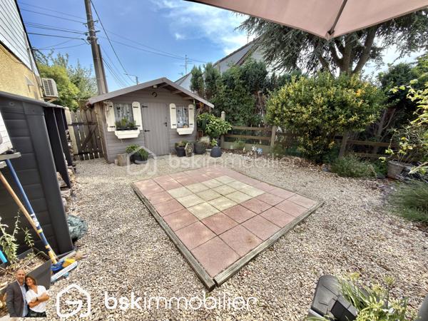 NOUVEAUTÉ – Maison individuelle 4 chambres avec double garage – Éleu-dit-Leauwette

Vous recherchez une maison familiale où il ne reste plus qu’à poser vos meubles ? Cette belle individuelle des années 80 a tout pour vous séduire !

Située sur la très recherchée commune d’Éleu-dit-Leauwette, dans un environnement calme et agréable, cette maison individuelle édifiée sur une parcelle d’environ 450 m², parfaitement exposée plein sud, offre un cadre de vie idéal pour une famille.

Dès l’entrée, vous découvrirez un hall accueillant avec WC indépendant, l'accés à la grande cave puis un agréable séjour baigné de lumière, agrémenté d’un insert à bois, ouvert sur une cuisine entièrement équipée. L’ensemble se prolonge sur une spacieuse véranda équipée de volets roulants électriques, véritable pièce de vie supplémentaire offrant une vue dégagée sur le jardin.

À l’étage, l’espace nuit comprend 4 belles chambres ainsi qu’une salle d’eau moderne équipée d’une douche à l’italienne.

À l’extérieur, vous profiterez d’un magnifique jardin clos, idéalement exposé plein sud, parfait pour partager des moments en famille ou entre amis.

Côté stationnement, cette maison dispose d’un véritable atout avec deux garages, accessibles aussi bien depuis l’entrée que par la véranda, ainsi que deux places de parking privatives devant les garages.

Les + qui font la différence :

Maison individuelle.
4 chambres.
Double garage.
Grande véranda.
Jardin clos exposé plein sud.
Séjour lumineux avec insert.
Cuisine équipée.
Salle d’eau avec douche à l’italienne.
Double vitrage sur l’ensemble de la maison.
Volets roulants.
Chauffage au gaz et climatisation réversible.
Nombreux stationnements.

Vous apprécierez également sa situation privilégiée, à proximité immédiate des écoles, commerces, transports en commun et accès autoroutiers, dans une commune  particulièrement appréciée pour sa qualité de vie.

Une maison rare sur le secteur, idéale pour accueillir votre famille.

Une visite s’impose ! Contactez-nous dès aujourd’hui pour découvrir ce bien avant qu’il ne soit vendu.