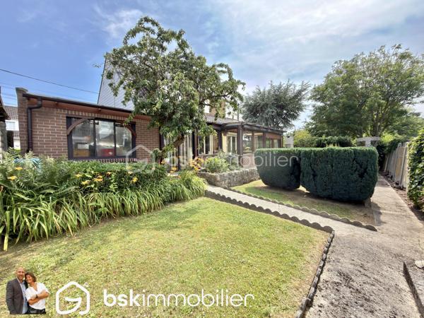 NOUVEAUTÉ – Maison individuelle 4 chambres avec double garage – Éleu-dit-Leauwette

Vous recherchez une maison familiale où il ne reste plus qu’à poser vos meubles ? Cette belle individuelle des années 80 a tout pour vous séduire !

Située sur la très recherchée commune d’Éleu-dit-Leauwette, dans un environnement calme et agréable, cette maison individuelle édifiée sur une parcelle d’environ 450 m², parfaitement exposée plein sud, offre un cadre de vie idéal pour une famille.

Dès l’entrée, vous découvrirez un hall accueillant avec WC indépendant, l'accés à la grande cave puis un agréable séjour baigné de lumière, agrémenté d’un insert à bois, ouvert sur une cuisine entièrement équipée. L’ensemble se prolonge sur une spacieuse véranda équipée de volets roulants électriques, véritable pièce de vie supplémentaire offrant une vue dégagée sur le jardin.

À l’étage, l’espace nuit comprend 4 belles chambres ainsi qu’une salle d’eau moderne équipée d’une douche à l’italienne.

À l’extérieur, vous profiterez d’un magnifique jardin clos, idéalement exposé plein sud, parfait pour partager des moments en famille ou entre amis.

Côté stationnement, cette maison dispose d’un véritable atout avec deux garages, accessibles aussi bien depuis l’entrée que par la véranda, ainsi que deux places de parking privatives devant les garages.

Les + qui font la différence :

Maison individuelle.
4 chambres.
Double garage.
Grande véranda.
Jardin clos exposé plein sud.
Séjour lumineux avec insert.
Cuisine équipée.
Salle d’eau avec douche à l’italienne.
Double vitrage sur l’ensemble de la maison.
Volets roulants.
Chauffage au gaz et climatisation réversible.
Nombreux stationnements.

Vous apprécierez également sa situation privilégiée, à proximité immédiate des écoles, commerces, transports en commun et accès autoroutiers, dans une commune  particulièrement appréciée pour sa qualité de vie.

Une maison rare sur le secteur, idéale pour accueillir votre famille.

Une visite s’impose ! Contactez-nous dès aujourd’hui pour découvrir ce bien avant qu’il ne soit vendu.