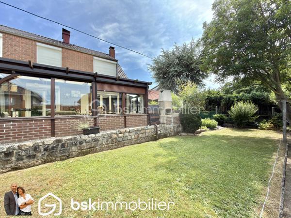 NOUVEAUTÉ – Maison individuelle 4 chambres avec double garage – Éleu-dit-Leauwette

Vous recherchez une maison familiale où il ne reste plus qu’à poser vos meubles ? Cette belle individuelle des années 80 a tout pour vous séduire !

Située sur la très recherchée commune d’Éleu-dit-Leauwette, dans un environnement calme et agréable, cette maison individuelle édifiée sur une parcelle d’environ 450 m², parfaitement exposée plein sud, offre un cadre de vie idéal pour une famille.

Dès l’entrée, vous découvrirez un hall accueillant avec WC indépendant, l'accés à la grande cave puis un agréable séjour baigné de lumière, agrémenté d’un insert à bois, ouvert sur une cuisine entièrement équipée. L’ensemble se prolonge sur une spacieuse véranda équipée de volets roulants électriques, véritable pièce de vie supplémentaire offrant une vue dégagée sur le jardin.

À l’étage, l’espace nuit comprend 4 belles chambres ainsi qu’une salle d’eau moderne équipée d’une douche à l’italienne.

À l’extérieur, vous profiterez d’un magnifique jardin clos, idéalement exposé plein sud, parfait pour partager des moments en famille ou entre amis.

Côté stationnement, cette maison dispose d’un véritable atout avec deux garages, accessibles aussi bien depuis l’entrée que par la véranda, ainsi que deux places de parking privatives devant les garages.

Les + qui font la différence :

Maison individuelle.
4 chambres.
Double garage.
Grande véranda.
Jardin clos exposé plein sud.
Séjour lumineux avec insert.
Cuisine équipée.
Salle d’eau avec douche à l’italienne.
Double vitrage sur l’ensemble de la maison.
Volets roulants.
Chauffage au gaz et climatisation réversible.
Nombreux stationnements.

Vous apprécierez également sa situation privilégiée, à proximité immédiate des écoles, commerces, transports en commun et accès autoroutiers, dans une commune  particulièrement appréciée pour sa qualité de vie.

Une maison rare sur le secteur, idéale pour accueillir votre famille.

Une visite s’impose ! Contactez-nous dès aujourd’hui pour découvrir ce bien avant qu’il ne soit vendu.