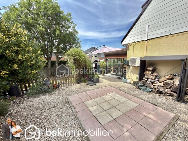 NOUVEAUTÉ – Maison individuelle 4 chambres avec double garage – Éleu-dit-Leauwette

Vous recherchez une maison familiale où il ne reste plus qu’à poser vos meubles ? Cette belle individuelle des années 80 a tout pour vous séduire !

Située sur la très recherchée commune d’Éleu-dit-Leauwette, dans un environnement calme et agréable, cette maison individuelle édifiée sur une parcelle d’environ 450 m², parfaitement exposée plein sud, offre un cadre de vie idéal pour une famille.

Dès l’entrée, vous découvrirez un hall accueillant avec WC indépendant, l'accés à la grande cave puis un agréable séjour baigné de lumière, agrémenté d’un insert à bois, ouvert sur une cuisine entièrement équipée. L’ensemble se prolonge sur une spacieuse véranda équipée de volets roulants électriques, véritable pièce de vie supplémentaire offrant une vue dégagée sur le jardin.

À l’étage, l’espace nuit comprend 4 belles chambres ainsi qu’une salle d’eau moderne équipée d’une douche à l’italienne.

À l’extérieur, vous profiterez d’un magnifique jardin clos, idéalement exposé plein sud, parfait pour partager des moments en famille ou entre amis.

Côté stationnement, cette maison dispose d’un véritable atout avec deux garages, accessibles aussi bien depuis l’entrée que par la véranda, ainsi que deux places de parking privatives devant les garages.

Les + qui font la différence :

Maison individuelle.
4 chambres.
Double garage.
Grande véranda.
Jardin clos exposé plein sud.
Séjour lumineux avec insert.
Cuisine équipée.
Salle d’eau avec douche à l’italienne.
Double vitrage sur l’ensemble de la maison.
Volets roulants.
Chauffage au gaz et climatisation réversible.
Nombreux stationnements.

Vous apprécierez également sa situation privilégiée, à proximité immédiate des écoles, commerces, transports en commun et accès autoroutiers, dans une commune  particulièrement appréciée pour sa qualité de vie.

Une maison rare sur le secteur, idéale pour accueillir votre famille.

Une visite s’impose ! Contactez-nous dès aujourd’hui pour découvrir ce bien avant qu’il ne soit vendu.