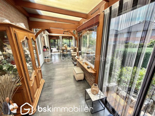 NOUVEAUTÉ – Maison individuelle 4 chambres avec double garage – Éleu-dit-Leauwette

Vous recherchez une maison familiale où il ne reste plus qu’à poser vos meubles ? Cette belle individuelle des années 80 a tout pour vous séduire !

Située sur la très recherchée commune d’Éleu-dit-Leauwette, dans un environnement calme et agréable, cette maison individuelle édifiée sur une parcelle d’environ 450 m², parfaitement exposée plein sud, offre un cadre de vie idéal pour une famille.

Dès l’entrée, vous découvrirez un hall accueillant avec WC indépendant, l'accés à la grande cave puis un agréable séjour baigné de lumière, agrémenté d’un insert à bois, ouvert sur une cuisine entièrement équipée. L’ensemble se prolonge sur une spacieuse véranda équipée de volets roulants électriques, véritable pièce de vie supplémentaire offrant une vue dégagée sur le jardin.

À l’étage, l’espace nuit comprend 4 belles chambres ainsi qu’une salle d’eau moderne équipée d’une douche à l’italienne.

À l’extérieur, vous profiterez d’un magnifique jardin clos, idéalement exposé plein sud, parfait pour partager des moments en famille ou entre amis.

Côté stationnement, cette maison dispose d’un véritable atout avec deux garages, accessibles aussi bien depuis l’entrée que par la véranda, ainsi que deux places de parking privatives devant les garages.

Les + qui font la différence :

Maison individuelle.
4 chambres.
Double garage.
Grande véranda.
Jardin clos exposé plein sud.
Séjour lumineux avec insert.
Cuisine équipée.
Salle d’eau avec douche à l’italienne.
Double vitrage sur l’ensemble de la maison.
Volets roulants.
Chauffage au gaz et climatisation réversible.
Nombreux stationnements.

Vous apprécierez également sa situation privilégiée, à proximité immédiate des écoles, commerces, transports en commun et accès autoroutiers, dans une commune  particulièrement appréciée pour sa qualité de vie.

Une maison rare sur le secteur, idéale pour accueillir votre famille.

Une visite s’impose ! Contactez-nous dès aujourd’hui pour découvrir ce bien avant qu’il ne soit vendu.