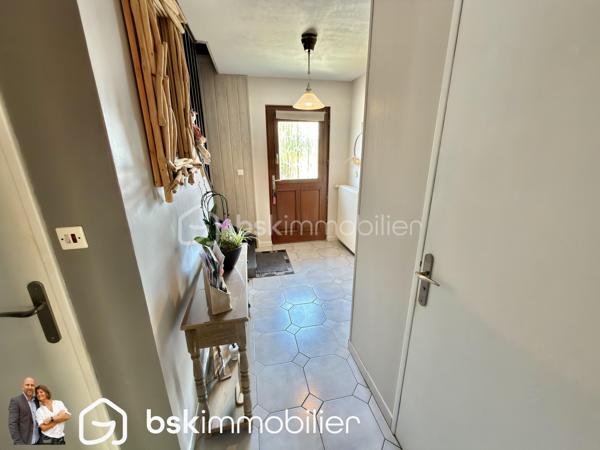 NOUVEAUTÉ – Maison individuelle 4 chambres avec double garage – Éleu-dit-Leauwette

Vous recherchez une maison familiale où il ne reste plus qu’à poser vos meubles ? Cette belle individuelle des années 80 a tout pour vous séduire !

Située sur la très recherchée commune d’Éleu-dit-Leauwette, dans un environnement calme et agréable, cette maison individuelle édifiée sur une parcelle d’environ 450 m², parfaitement exposée plein sud, offre un cadre de vie idéal pour une famille.

Dès l’entrée, vous découvrirez un hall accueillant avec WC indépendant, l'accés à la grande cave puis un agréable séjour baigné de lumière, agrémenté d’un insert à bois, ouvert sur une cuisine entièrement équipée. L’ensemble se prolonge sur une spacieuse véranda équipée de volets roulants électriques, véritable pièce de vie supplémentaire offrant une vue dégagée sur le jardin.

À l’étage, l’espace nuit comprend 4 belles chambres ainsi qu’une salle d’eau moderne équipée d’une douche à l’italienne.

À l’extérieur, vous profiterez d’un magnifique jardin clos, idéalement exposé plein sud, parfait pour partager des moments en famille ou entre amis.

Côté stationnement, cette maison dispose d’un véritable atout avec deux garages, accessibles aussi bien depuis l’entrée que par la véranda, ainsi que deux places de parking privatives devant les garages.

Les + qui font la différence :

Maison individuelle.
4 chambres.
Double garage.
Grande véranda.
Jardin clos exposé plein sud.
Séjour lumineux avec insert.
Cuisine équipée.
Salle d’eau avec douche à l’italienne.
Double vitrage sur l’ensemble de la maison.
Volets roulants.
Chauffage au gaz et climatisation réversible.
Nombreux stationnements.

Vous apprécierez également sa situation privilégiée, à proximité immédiate des écoles, commerces, transports en commun et accès autoroutiers, dans une commune  particulièrement appréciée pour sa qualité de vie.

Une maison rare sur le secteur, idéale pour accueillir votre famille.

Une visite s’impose ! Contactez-nous dès aujourd’hui pour découvrir ce bien avant qu’il ne soit vendu.