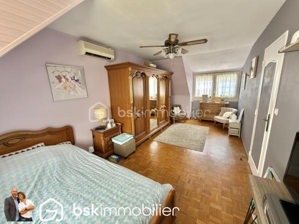 NOUVEAUTÉ – Maison individuelle 4 chambres avec double garage – Éleu-dit-Leauwette

Vous recherchez une maison familiale où il ne reste plus qu’à poser vos meubles ? Cette belle individuelle des années 80 a tout pour vous séduire !

Située sur la très recherchée commune d’Éleu-dit-Leauwette, dans un environnement calme et agréable, cette maison individuelle édifiée sur une parcelle d’environ 450 m², parfaitement exposée plein sud, offre un cadre de vie idéal pour une famille.

Dès l’entrée, vous découvrirez un hall accueillant avec WC indépendant, l'accés à la grande cave puis un agréable séjour baigné de lumière, agrémenté d’un insert à bois, ouvert sur une cuisine entièrement équipée. L’ensemble se prolonge sur une spacieuse véranda équipée de volets roulants électriques, véritable pièce de vie supplémentaire offrant une vue dégagée sur le jardin.

À l’étage, l’espace nuit comprend 4 belles chambres ainsi qu’une salle d’eau moderne équipée d’une douche à l’italienne.

À l’extérieur, vous profiterez d’un magnifique jardin clos, idéalement exposé plein sud, parfait pour partager des moments en famille ou entre amis.

Côté stationnement, cette maison dispose d’un véritable atout avec deux garages, accessibles aussi bien depuis l’entrée que par la véranda, ainsi que deux places de parking privatives devant les garages.

Les + qui font la différence :

Maison individuelle.
4 chambres.
Double garage.
Grande véranda.
Jardin clos exposé plein sud.
Séjour lumineux avec insert.
Cuisine équipée.
Salle d’eau avec douche à l’italienne.
Double vitrage sur l’ensemble de la maison.
Volets roulants.
Chauffage au gaz et climatisation réversible.
Nombreux stationnements.

Vous apprécierez également sa situation privilégiée, à proximité immédiate des écoles, commerces, transports en commun et accès autoroutiers, dans une commune  particulièrement appréciée pour sa qualité de vie.

Une maison rare sur le secteur, idéale pour accueillir votre famille.

Une visite s’impose ! Contactez-nous dès aujourd’hui pour découvrir ce bien avant qu’il ne soit vendu.