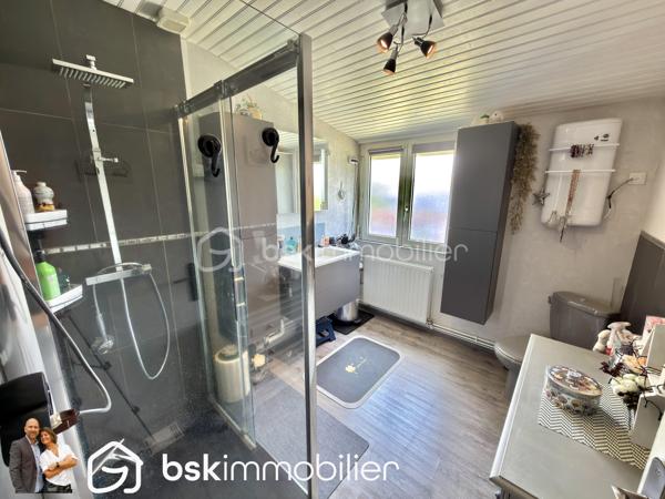 NOUVEAUTÉ – Maison individuelle 4 chambres avec double garage – Éleu-dit-Leauwette

Vous recherchez une maison familiale où il ne reste plus qu’à poser vos meubles ? Cette belle individuelle des années 80 a tout pour vous séduire !

Située sur la très recherchée commune d’Éleu-dit-Leauwette, dans un environnement calme et agréable, cette maison individuelle édifiée sur une parcelle d’environ 450 m², parfaitement exposée plein sud, offre un cadre de vie idéal pour une famille.

Dès l’entrée, vous découvrirez un hall accueillant avec WC indépendant, l'accés à la grande cave puis un agréable séjour baigné de lumière, agrémenté d’un insert à bois, ouvert sur une cuisine entièrement équipée. L’ensemble se prolonge sur une spacieuse véranda équipée de volets roulants électriques, véritable pièce de vie supplémentaire offrant une vue dégagée sur le jardin.

À l’étage, l’espace nuit comprend 4 belles chambres ainsi qu’une salle d’eau moderne équipée d’une douche à l’italienne.

À l’extérieur, vous profiterez d’un magnifique jardin clos, idéalement exposé plein sud, parfait pour partager des moments en famille ou entre amis.

Côté stationnement, cette maison dispose d’un véritable atout avec deux garages, accessibles aussi bien depuis l’entrée que par la véranda, ainsi que deux places de parking privatives devant les garages.

Les + qui font la différence :

Maison individuelle.
4 chambres.
Double garage.
Grande véranda.
Jardin clos exposé plein sud.
Séjour lumineux avec insert.
Cuisine équipée.
Salle d’eau avec douche à l’italienne.
Double vitrage sur l’ensemble de la maison.
Volets roulants.
Chauffage au gaz et climatisation réversible.
Nombreux stationnements.

Vous apprécierez également sa situation privilégiée, à proximité immédiate des écoles, commerces, transports en commun et accès autoroutiers, dans une commune  particulièrement appréciée pour sa qualité de vie.

Une maison rare sur le secteur, idéale pour accueillir votre famille.

Une visite s’impose ! Contactez-nous dès aujourd’hui pour découvrir ce bien avant qu’il ne soit vendu.