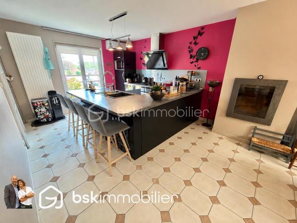 NOUVEAUTÉ – Maison individuelle 4 chambres avec double garage – Éleu-dit-Leauwette

Vous recherchez une maison familiale où il ne reste plus qu’à poser vos meubles ? Cette belle individuelle des années 80 a tout pour vous séduire !

Située sur la très recherchée commune d’Éleu-dit-Leauwette, dans un environnement calme et agréable, cette maison individuelle édifiée sur une parcelle d’environ 450 m², parfaitement exposée plein sud, offre un cadre de vie idéal pour une famille.

Dès l’entrée, vous découvrirez un hall accueillant avec WC indépendant, l'accés à la grande cave puis un agréable séjour baigné de lumière, agrémenté d’un insert à bois, ouvert sur une cuisine entièrement équipée. L’ensemble se prolonge sur une spacieuse véranda équipée de volets roulants électriques, véritable pièce de vie supplémentaire offrant une vue dégagée sur le jardin.

À l’étage, l’espace nuit comprend 4 belles chambres ainsi qu’une salle d’eau moderne équipée d’une douche à l’italienne.

À l’extérieur, vous profiterez d’un magnifique jardin clos, idéalement exposé plein sud, parfait pour partager des moments en famille ou entre amis.

Côté stationnement, cette maison dispose d’un véritable atout avec deux garages, accessibles aussi bien depuis l’entrée que par la véranda, ainsi que deux places de parking privatives devant les garages.

Les + qui font la différence :

Maison individuelle.
4 chambres.
Double garage.
Grande véranda.
Jardin clos exposé plein sud.
Séjour lumineux avec insert.
Cuisine équipée.
Salle d’eau avec douche à l’italienne.
Double vitrage sur l’ensemble de la maison.
Volets roulants.
Chauffage au gaz et climatisation réversible.
Nombreux stationnements.

Vous apprécierez également sa situation privilégiée, à proximité immédiate des écoles, commerces, transports en commun et accès autoroutiers, dans une commune  particulièrement appréciée pour sa qualité de vie.

Une maison rare sur le secteur, idéale pour accueillir votre famille.

Une visite s’impose ! Contactez-nous dès aujourd’hui pour découvrir ce bien avant qu’il ne soit vendu.