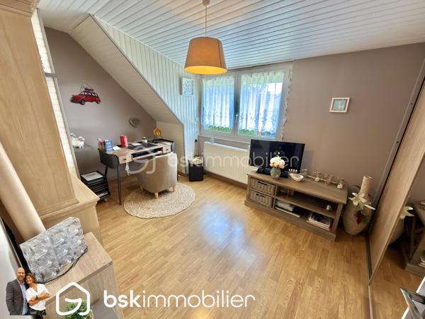 NOUVEAUTÉ – Maison individuelle 4 chambres avec double garage – Éleu-dit-Leauwette

Vous recherchez une maison familiale où il ne reste plus qu’à poser vos meubles ? Cette belle individuelle des années 80 a tout pour vous séduire !

Située sur la très recherchée commune d’Éleu-dit-Leauwette, dans un environnement calme et agréable, cette maison individuelle édifiée sur une parcelle d’environ 450 m², parfaitement exposée plein sud, offre un cadre de vie idéal pour une famille.

Dès l’entrée, vous découvrirez un hall accueillant avec WC indépendant, l'accés à la grande cave puis un agréable séjour baigné de lumière, agrémenté d’un insert à bois, ouvert sur une cuisine entièrement équipée. L’ensemble se prolonge sur une spacieuse véranda équipée de volets roulants électriques, véritable pièce de vie supplémentaire offrant une vue dégagée sur le jardin.

À l’étage, l’espace nuit comprend 4 belles chambres ainsi qu’une salle d’eau moderne équipée d’une douche à l’italienne.

À l’extérieur, vous profiterez d’un magnifique jardin clos, idéalement exposé plein sud, parfait pour partager des moments en famille ou entre amis.

Côté stationnement, cette maison dispose d’un véritable atout avec deux garages, accessibles aussi bien depuis l’entrée que par la véranda, ainsi que deux places de parking privatives devant les garages.

Les + qui font la différence :

Maison individuelle.
4 chambres.
Double garage.
Grande véranda.
Jardin clos exposé plein sud.
Séjour lumineux avec insert.
Cuisine équipée.
Salle d’eau avec douche à l’italienne.
Double vitrage sur l’ensemble de la maison.
Volets roulants.
Chauffage au gaz et climatisation réversible.
Nombreux stationnements.

Vous apprécierez également sa situation privilégiée, à proximité immédiate des écoles, commerces, transports en commun et accès autoroutiers, dans une commune  particulièrement appréciée pour sa qualité de vie.

Une maison rare sur le secteur, idéale pour accueillir votre famille.

Une visite s’impose ! Contactez-nous dès aujourd’hui pour découvrir ce bien avant qu’il ne soit vendu.