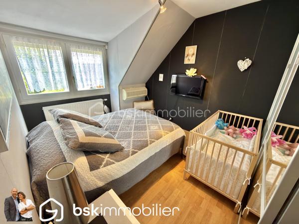 NOUVEAUTÉ – Maison individuelle 4 chambres avec double garage – Éleu-dit-Leauwette

Vous recherchez une maison familiale où il ne reste plus qu’à poser vos meubles ? Cette belle individuelle des années 80 a tout pour vous séduire !

Située sur la très recherchée commune d’Éleu-dit-Leauwette, dans un environnement calme et agréable, cette maison individuelle édifiée sur une parcelle d’environ 450 m², parfaitement exposée plein sud, offre un cadre de vie idéal pour une famille.

Dès l’entrée, vous découvrirez un hall accueillant avec WC indépendant, l'accés à la grande cave puis un agréable séjour baigné de lumière, agrémenté d’un insert à bois, ouvert sur une cuisine entièrement équipée. L’ensemble se prolonge sur une spacieuse véranda équipée de volets roulants électriques, véritable pièce de vie supplémentaire offrant une vue dégagée sur le jardin.

À l’étage, l’espace nuit comprend 4 belles chambres ainsi qu’une salle d’eau moderne équipée d’une douche à l’italienne.

À l’extérieur, vous profiterez d’un magnifique jardin clos, idéalement exposé plein sud, parfait pour partager des moments en famille ou entre amis.

Côté stationnement, cette maison dispose d’un véritable atout avec deux garages, accessibles aussi bien depuis l’entrée que par la véranda, ainsi que deux places de parking privatives devant les garages.

Les + qui font la différence :

Maison individuelle.
4 chambres.
Double garage.
Grande véranda.
Jardin clos exposé plein sud.
Séjour lumineux avec insert.
Cuisine équipée.
Salle d’eau avec douche à l’italienne.
Double vitrage sur l’ensemble de la maison.
Volets roulants.
Chauffage au gaz et climatisation réversible.
Nombreux stationnements.

Vous apprécierez également sa situation privilégiée, à proximité immédiate des écoles, commerces, transports en commun et accès autoroutiers, dans une commune  particulièrement appréciée pour sa qualité de vie.

Une maison rare sur le secteur, idéale pour accueillir votre famille.

Une visite s’impose ! Contactez-nous dès aujourd’hui pour découvrir ce bien avant qu’il ne soit vendu.