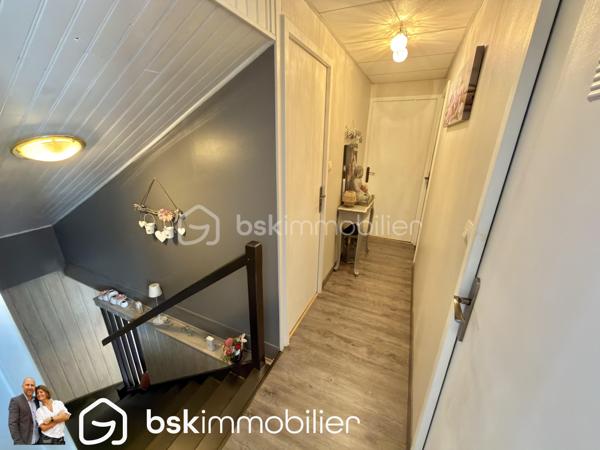 NOUVEAUTÉ – Maison individuelle 4 chambres avec double garage – Éleu-dit-Leauwette

Vous recherchez une maison familiale où il ne reste plus qu’à poser vos meubles ? Cette belle individuelle des années 80 a tout pour vous séduire !

Située sur la très recherchée commune d’Éleu-dit-Leauwette, dans un environnement calme et agréable, cette maison individuelle édifiée sur une parcelle d’environ 450 m², parfaitement exposée plein sud, offre un cadre de vie idéal pour une famille.

Dès l’entrée, vous découvrirez un hall accueillant avec WC indépendant, l'accés à la grande cave puis un agréable séjour baigné de lumière, agrémenté d’un insert à bois, ouvert sur une cuisine entièrement équipée. L’ensemble se prolonge sur une spacieuse véranda équipée de volets roulants électriques, véritable pièce de vie supplémentaire offrant une vue dégagée sur le jardin.

À l’étage, l’espace nuit comprend 4 belles chambres ainsi qu’une salle d’eau moderne équipée d’une douche à l’italienne.

À l’extérieur, vous profiterez d’un magnifique jardin clos, idéalement exposé plein sud, parfait pour partager des moments en famille ou entre amis.

Côté stationnement, cette maison dispose d’un véritable atout avec deux garages, accessibles aussi bien depuis l’entrée que par la véranda, ainsi que deux places de parking privatives devant les garages.

Les + qui font la différence :

Maison individuelle.
4 chambres.
Double garage.
Grande véranda.
Jardin clos exposé plein sud.
Séjour lumineux avec insert.
Cuisine équipée.
Salle d’eau avec douche à l’italienne.
Double vitrage sur l’ensemble de la maison.
Volets roulants.
Chauffage au gaz et climatisation réversible.
Nombreux stationnements.

Vous apprécierez également sa situation privilégiée, à proximité immédiate des écoles, commerces, transports en commun et accès autoroutiers, dans une commune  particulièrement appréciée pour sa qualité de vie.

Une maison rare sur le secteur, idéale pour accueillir votre famille.

Une visite s’impose ! Contactez-nous dès aujourd’hui pour découvrir ce bien avant qu’il ne soit vendu.
