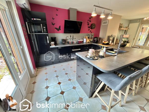 NOUVEAUTÉ – Maison individuelle 4 chambres avec double garage – Éleu-dit-Leauwette

Vous recherchez une maison familiale où il ne reste plus qu’à poser vos meubles ? Cette belle individuelle des années 80 a tout pour vous séduire !

Située sur la très recherchée commune d’Éleu-dit-Leauwette, dans un environnement calme et agréable, cette maison individuelle édifiée sur une parcelle d’environ 450 m², parfaitement exposée plein sud, offre un cadre de vie idéal pour une famille.

Dès l’entrée, vous découvrirez un hall accueillant avec WC indépendant, l'accés à la grande cave puis un agréable séjour baigné de lumière, agrémenté d’un insert à bois, ouvert sur une cuisine entièrement équipée. L’ensemble se prolonge sur une spacieuse véranda équipée de volets roulants électriques, véritable pièce de vie supplémentaire offrant une vue dégagée sur le jardin.

À l’étage, l’espace nuit comprend 4 belles chambres ainsi qu’une salle d’eau moderne équipée d’une douche à l’italienne.

À l’extérieur, vous profiterez d’un magnifique jardin clos, idéalement exposé plein sud, parfait pour partager des moments en famille ou entre amis.

Côté stationnement, cette maison dispose d’un véritable atout avec deux garages, accessibles aussi bien depuis l’entrée que par la véranda, ainsi que deux places de parking privatives devant les garages.

Les + qui font la différence :

Maison individuelle.
4 chambres.
Double garage.
Grande véranda.
Jardin clos exposé plein sud.
Séjour lumineux avec insert.
Cuisine équipée.
Salle d’eau avec douche à l’italienne.
Double vitrage sur l’ensemble de la maison.
Volets roulants.
Chauffage au gaz et climatisation réversible.
Nombreux stationnements.

Vous apprécierez également sa situation privilégiée, à proximité immédiate des écoles, commerces, transports en commun et accès autoroutiers, dans une commune  particulièrement appréciée pour sa qualité de vie.

Une maison rare sur le secteur, idéale pour accueillir votre famille.

Une visite s’impose ! Contactez-nous dès aujourd’hui pour découvrir ce bien avant qu’il ne soit vendu.