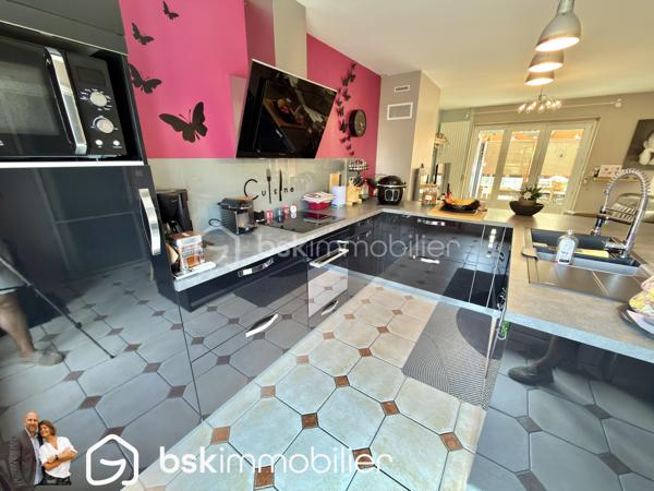 NOUVEAUTÉ – Maison individuelle 4 chambres avec double garage – Éleu-dit-Leauwette

Vous recherchez une maison familiale où il ne reste plus qu’à poser vos meubles ? Cette belle individuelle des années 80 a tout pour vous séduire !

Située sur la très recherchée commune d’Éleu-dit-Leauwette, dans un environnement calme et agréable, cette maison individuelle édifiée sur une parcelle d’environ 450 m², parfaitement exposée plein sud, offre un cadre de vie idéal pour une famille.

Dès l’entrée, vous découvrirez un hall accueillant avec WC indépendant, l'accés à la grande cave puis un agréable séjour baigné de lumière, agrémenté d’un insert à bois, ouvert sur une cuisine entièrement équipée. L’ensemble se prolonge sur une spacieuse véranda équipée de volets roulants électriques, véritable pièce de vie supplémentaire offrant une vue dégagée sur le jardin.

À l’étage, l’espace nuit comprend 4 belles chambres ainsi qu’une salle d’eau moderne équipée d’une douche à l’italienne.

À l’extérieur, vous profiterez d’un magnifique jardin clos, idéalement exposé plein sud, parfait pour partager des moments en famille ou entre amis.

Côté stationnement, cette maison dispose d’un véritable atout avec deux garages, accessibles aussi bien depuis l’entrée que par la véranda, ainsi que deux places de parking privatives devant les garages.

Les + qui font la différence :

Maison individuelle.
4 chambres.
Double garage.
Grande véranda.
Jardin clos exposé plein sud.
Séjour lumineux avec insert.
Cuisine équipée.
Salle d’eau avec douche à l’italienne.
Double vitrage sur l’ensemble de la maison.
Volets roulants.
Chauffage au gaz et climatisation réversible.
Nombreux stationnements.

Vous apprécierez également sa situation privilégiée, à proximité immédiate des écoles, commerces, transports en commun et accès autoroutiers, dans une commune  particulièrement appréciée pour sa qualité de vie.

Une maison rare sur le secteur, idéale pour accueillir votre famille.

Une visite s’impose ! Contactez-nous dès aujourd’hui pour découvrir ce bien avant qu’il ne soit vendu.