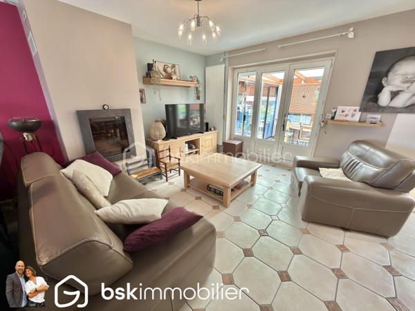 NOUVEAUTÉ – Maison individuelle 4 chambres avec double garage – Éleu-dit-Leauwette

Vous recherchez une maison familiale où il ne reste plus qu’à poser vos meubles ? Cette belle individuelle des années 80 a tout pour vous séduire !

Située sur la très recherchée commune d’Éleu-dit-Leauwette, dans un environnement calme et agréable, cette maison individuelle édifiée sur une parcelle d’environ 450 m², parfaitement exposée plein sud, offre un cadre de vie idéal pour une famille.

Dès l’entrée, vous découvrirez un hall accueillant avec WC indépendant, l'accés à la grande cave puis un agréable séjour baigné de lumière, agrémenté d’un insert à bois, ouvert sur une cuisine entièrement équipée. L’ensemble se prolonge sur une spacieuse véranda équipée de volets roulants électriques, véritable pièce de vie supplémentaire offrant une vue dégagée sur le jardin.

À l’étage, l’espace nuit comprend 4 belles chambres ainsi qu’une salle d’eau moderne équipée d’une douche à l’italienne.

À l’extérieur, vous profiterez d’un magnifique jardin clos, idéalement exposé plein sud, parfait pour partager des moments en famille ou entre amis.

Côté stationnement, cette maison dispose d’un véritable atout avec deux garages, accessibles aussi bien depuis l’entrée que par la véranda, ainsi que deux places de parking privatives devant les garages.

Les + qui font la différence :

Maison individuelle.
4 chambres.
Double garage.
Grande véranda.
Jardin clos exposé plein sud.
Séjour lumineux avec insert.
Cuisine équipée.
Salle d’eau avec douche à l’italienne.
Double vitrage sur l’ensemble de la maison.
Volets roulants.
Chauffage au gaz et climatisation réversible.
Nombreux stationnements.

Vous apprécierez également sa situation privilégiée, à proximité immédiate des écoles, commerces, transports en commun et accès autoroutiers, dans une commune  particulièrement appréciée pour sa qualité de vie.

Une maison rare sur le secteur, idéale pour accueillir votre famille.

Une visite s’impose ! Contactez-nous dès aujourd’hui pour découvrir ce bien avant qu’il ne soit vendu.