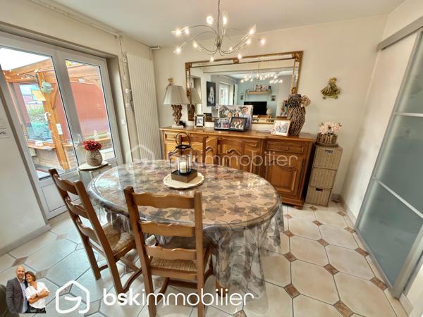 NOUVEAUTÉ – Maison individuelle 4 chambres avec double garage – Éleu-dit-Leauwette

Vous recherchez une maison familiale où il ne reste plus qu’à poser vos meubles ? Cette belle individuelle des années 80 a tout pour vous séduire !

Située sur la très recherchée commune d’Éleu-dit-Leauwette, dans un environnement calme et agréable, cette maison individuelle édifiée sur une parcelle d’environ 450 m², parfaitement exposée plein sud, offre un cadre de vie idéal pour une famille.

Dès l’entrée, vous découvrirez un hall accueillant avec WC indépendant, l'accés à la grande cave puis un agréable séjour baigné de lumière, agrémenté d’un insert à bois, ouvert sur une cuisine entièrement équipée. L’ensemble se prolonge sur une spacieuse véranda équipée de volets roulants électriques, véritable pièce de vie supplémentaire offrant une vue dégagée sur le jardin.

À l’étage, l’espace nuit comprend 4 belles chambres ainsi qu’une salle d’eau moderne équipée d’une douche à l’italienne.

À l’extérieur, vous profiterez d’un magnifique jardin clos, idéalement exposé plein sud, parfait pour partager des moments en famille ou entre amis.

Côté stationnement, cette maison dispose d’un véritable atout avec deux garages, accessibles aussi bien depuis l’entrée que par la véranda, ainsi que deux places de parking privatives devant les garages.

Les + qui font la différence :

Maison individuelle.
4 chambres.
Double garage.
Grande véranda.
Jardin clos exposé plein sud.
Séjour lumineux avec insert.
Cuisine équipée.
Salle d’eau avec douche à l’italienne.
Double vitrage sur l’ensemble de la maison.
Volets roulants.
Chauffage au gaz et climatisation réversible.
Nombreux stationnements.

Vous apprécierez également sa situation privilégiée, à proximité immédiate des écoles, commerces, transports en commun et accès autoroutiers, dans une commune  particulièrement appréciée pour sa qualité de vie.

Une maison rare sur le secteur, idéale pour accueillir votre famille.

Une visite s’impose ! Contactez-nous dès aujourd’hui pour découvrir ce bien avant qu’il ne soit vendu.