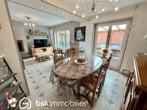 NOUVEAUTÉ – Maison individuelle 4 chambres avec double garage – Éleu-dit-Leauwette

Vous recherchez une maison familiale où il ne reste plus qu’à poser vos meubles ? Cette belle individuelle des années 80 a tout pour vous séduire !

Située sur la très recherchée commune d’Éleu-dit-Leauwette, dans un environnement calme et agréable, cette maison individuelle édifiée sur une parcelle d’environ 450 m², parfaitement exposée plein sud, offre un cadre de vie idéal pour une famille.

Dès l’entrée, vous découvrirez un hall accueillant avec WC indépendant, l'accés à la grande cave puis un agréable séjour baigné de lumière, agrémenté d’un insert à bois, ouvert sur une cuisine entièrement équipée. L’ensemble se prolonge sur une spacieuse véranda équipée de volets roulants électriques, véritable pièce de vie supplémentaire offrant une vue dégagée sur le jardin.

À l’étage, l’espace nuit comprend 4 belles chambres ainsi qu’une salle d’eau moderne équipée d’une douche à l’italienne.

À l’extérieur, vous profiterez d’un magnifique jardin clos, idéalement exposé plein sud, parfait pour partager des moments en famille ou entre amis.

Côté stationnement, cette maison dispose d’un véritable atout avec deux garages, accessibles aussi bien depuis l’entrée que par la véranda, ainsi que deux places de parking privatives devant les garages.

Les + qui font la différence :

Maison individuelle.
4 chambres.
Double garage.
Grande véranda.
Jardin clos exposé plein sud.
Séjour lumineux avec insert.
Cuisine équipée.
Salle d’eau avec douche à l’italienne.
Double vitrage sur l’ensemble de la maison.
Volets roulants.
Chauffage au gaz et climatisation réversible.
Nombreux stationnements.

Vous apprécierez également sa situation privilégiée, à proximité immédiate des écoles, commerces, transports en commun et accès autoroutiers, dans une commune  particulièrement appréciée pour sa qualité de vie.

Une maison rare sur le secteur, idéale pour accueillir votre famille.

Une visite s’impose ! Contactez-nous dès aujourd’hui pour découvrir ce bien avant qu’il ne soit vendu.