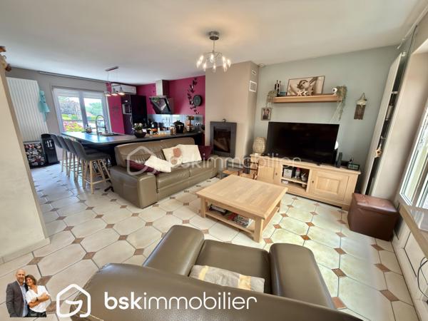 NOUVEAUTÉ – Maison individuelle 4 chambres avec double garage – Éleu-dit-Leauwette

Vous recherchez une maison familiale où il ne reste plus qu’à poser vos meubles ? Cette belle individuelle des années 80 a tout pour vous séduire !

Située sur la très recherchée commune d’Éleu-dit-Leauwette, dans un environnement calme et agréable, cette maison individuelle édifiée sur une parcelle d’environ 450 m², parfaitement exposée plein sud, offre un cadre de vie idéal pour une famille.

Dès l’entrée, vous découvrirez un hall accueillant avec WC indépendant, l'accés à la grande cave puis un agréable séjour baigné de lumière, agrémenté d’un insert à bois, ouvert sur une cuisine entièrement équipée. L’ensemble se prolonge sur une spacieuse véranda équipée de volets roulants électriques, véritable pièce de vie supplémentaire offrant une vue dégagée sur le jardin.

À l’étage, l’espace nuit comprend 4 belles chambres ainsi qu’une salle d’eau moderne équipée d’une douche à l’italienne.

À l’extérieur, vous profiterez d’un magnifique jardin clos, idéalement exposé plein sud, parfait pour partager des moments en famille ou entre amis.

Côté stationnement, cette maison dispose d’un véritable atout avec deux garages, accessibles aussi bien depuis l’entrée que par la véranda, ainsi que deux places de parking privatives devant les garages.

Les + qui font la différence :

Maison individuelle.
4 chambres.
Double garage.
Grande véranda.
Jardin clos exposé plein sud.
Séjour lumineux avec insert.
Cuisine équipée.
Salle d’eau avec douche à l’italienne.
Double vitrage sur l’ensemble de la maison.
Volets roulants.
Chauffage au gaz et climatisation réversible.
Nombreux stationnements.

Vous apprécierez également sa situation privilégiée, à proximité immédiate des écoles, commerces, transports en commun et accès autoroutiers, dans une commune  particulièrement appréciée pour sa qualité de vie.

Une maison rare sur le secteur, idéale pour accueillir votre famille.

Une visite s’impose ! Contactez-nous dès aujourd’hui pour découvrir ce bien avant qu’il ne soit vendu.