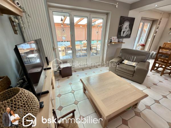 NOUVEAUTÉ – Maison individuelle 4 chambres avec double garage – Éleu-dit-Leauwette

Vous recherchez une maison familiale où il ne reste plus qu’à poser vos meubles ? Cette belle individuelle des années 80 a tout pour vous séduire !

Située sur la très recherchée commune d’Éleu-dit-Leauwette, dans un environnement calme et agréable, cette maison individuelle édifiée sur une parcelle d’environ 450 m², parfaitement exposée plein sud, offre un cadre de vie idéal pour une famille.

Dès l’entrée, vous découvrirez un hall accueillant avec WC indépendant, l'accés à la grande cave puis un agréable séjour baigné de lumière, agrémenté d’un insert à bois, ouvert sur une cuisine entièrement équipée. L’ensemble se prolonge sur une spacieuse véranda équipée de volets roulants électriques, véritable pièce de vie supplémentaire offrant une vue dégagée sur le jardin.

À l’étage, l’espace nuit comprend 4 belles chambres ainsi qu’une salle d’eau moderne équipée d’une douche à l’italienne.

À l’extérieur, vous profiterez d’un magnifique jardin clos, idéalement exposé plein sud, parfait pour partager des moments en famille ou entre amis.

Côté stationnement, cette maison dispose d’un véritable atout avec deux garages, accessibles aussi bien depuis l’entrée que par la véranda, ainsi que deux places de parking privatives devant les garages.

Les + qui font la différence :

Maison individuelle.
4 chambres.
Double garage.
Grande véranda.
Jardin clos exposé plein sud.
Séjour lumineux avec insert.
Cuisine équipée.
Salle d’eau avec douche à l’italienne.
Double vitrage sur l’ensemble de la maison.
Volets roulants.
Chauffage au gaz et climatisation réversible.
Nombreux stationnements.

Vous apprécierez également sa situation privilégiée, à proximité immédiate des écoles, commerces, transports en commun et accès autoroutiers, dans une commune  particulièrement appréciée pour sa qualité de vie.

Une maison rare sur le secteur, idéale pour accueillir votre famille.

Une visite s’impose ! Contactez-nous dès aujourd’hui pour découvrir ce bien avant qu’il ne soit vendu.