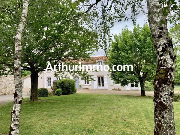 Vente                                                      Propriété
                        
                     8 pièces                      233 m2                     à Nueil-les-Aubiers