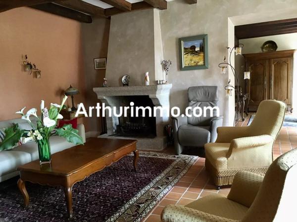Vente                                                      Propriété
                        
                     8 pièces                      233 m2                     à Nueil-les-Aubiers