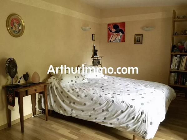 Vente                                                      Propriété
                        
                     8 pièces                      233 m2                     à Nueil-les-Aubiers