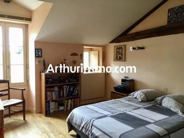 Vente                                                      Propriété
                        
                     8 pièces                      233 m2                     à Nueil-les-Aubiers