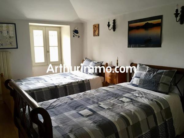 Vente                                                      Propriété
                        
                     8 pièces                      233 m2                     à Nueil-les-Aubiers