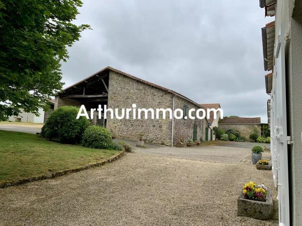 Vente                                                      Propriété
                        
                     8 pièces                      233 m2                     à Nueil-les-Aubiers