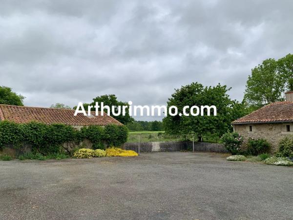 Vente                                                      Propriété
                        
                     8 pièces                      233 m2                     à Nueil-les-Aubiers