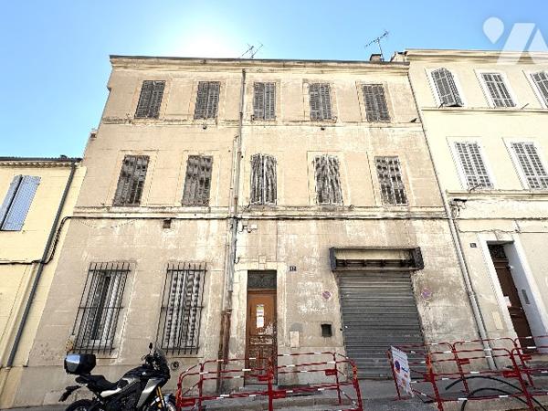 Un immeuble entier formant une seule unité foncière comprenant six logements et un grand garage