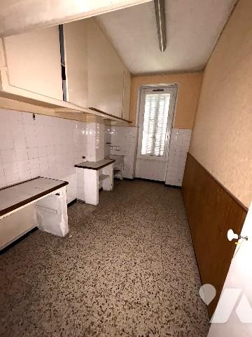 Un immeuble entier formant une seule unité foncière comprenant six logements et un grand garage