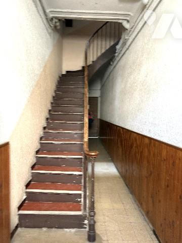 Un immeuble entier formant une seule unité foncière comprenant six logements et un grand garage